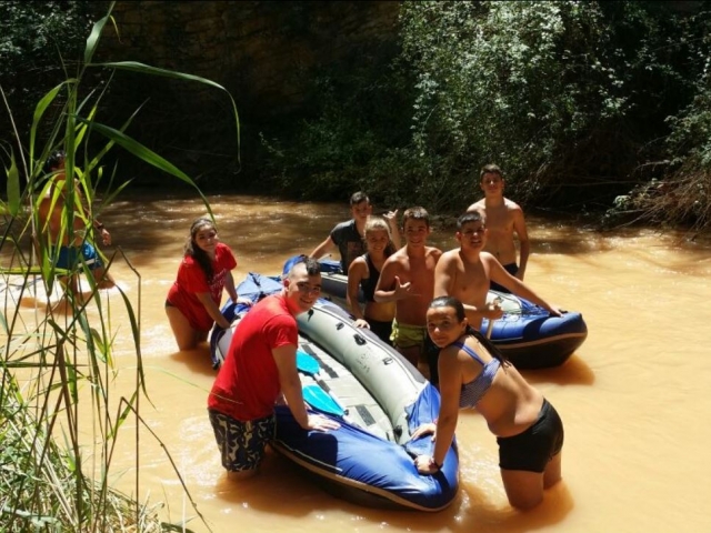Preparando las canoas hinchables.JPG